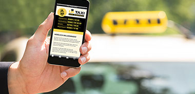 Hand hält Mobiltelefon und zeigt Internetseite von Taxi Uwe Bischoff