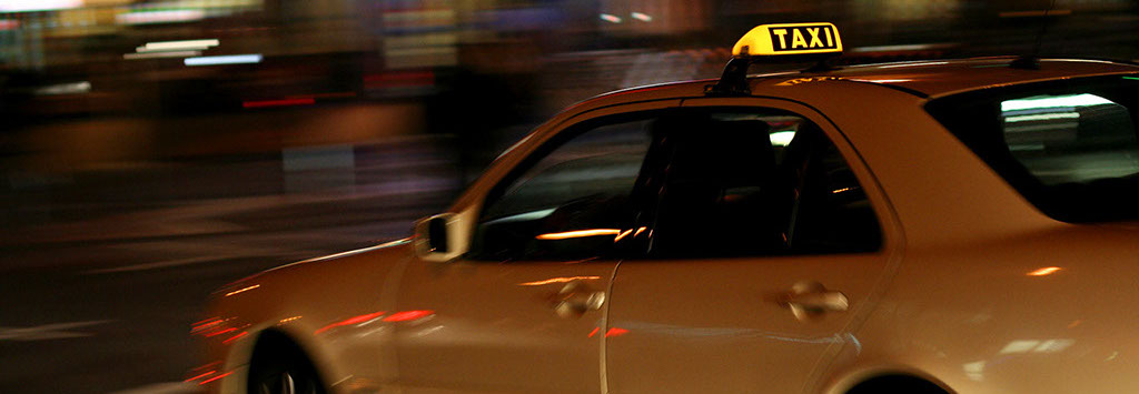 Nächtliche Taxifahhrt durch die Stadt